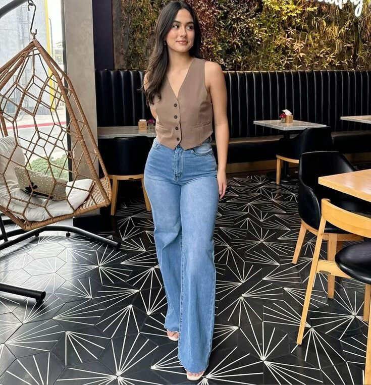 Minimal outfit in soft neutral tones.